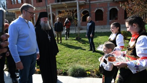 ПРЕДСЕДНИК СА НАРОДОМ: Вучић у Азањи (ВИДЕО)