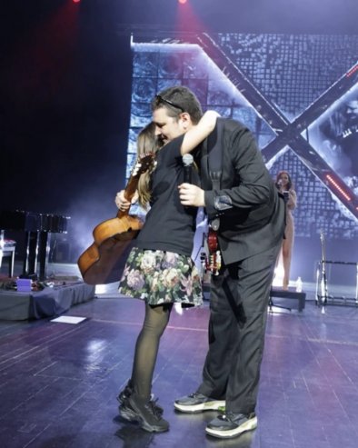 ГЕСТ КОЈИ ЈЕ РАЗНЕЖИО СВЕ: Милош Вуксановић из Лексингтон бенда поклонио гитару девојчици из публике, дворана еруптирала од емоција (ФОТО)