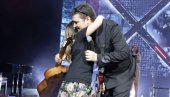 ГЕСТ КОЈИ ЈЕ РАЗНЕЖИО СВЕ: Милош Вуксановић из Лексингтон бенда поклонио гитару девојчици из публике, дворана еруптирала од емоција (ФОТО)