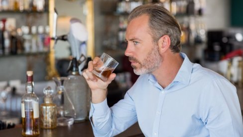 PRIVLAČE PAŽNJU I ŠARMIRAJU: Muškarci rođeni u ova tri horoskopska znaka pravi su zavodnici