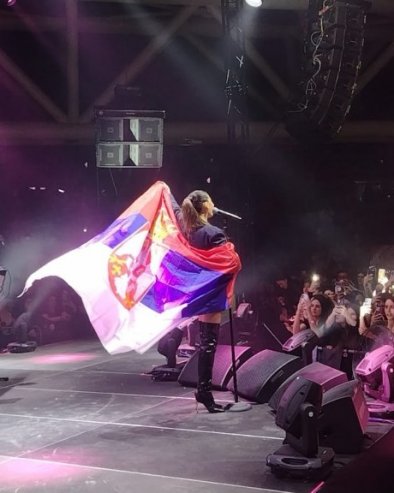 АТМОСФЕРУ ДОВЕДЕЛА ДО УСИЈАЊА: Цеца Ражнатовић се огрнула српском заставом на концерту у Чачку (ФОТО)