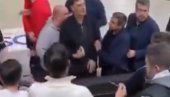 НОВИ ДЕТАЉИ ЛУДИЛА У ГРЧКОЈ! Испливао нови снимак! И он је кренуо да се бије с навијачима! (ВИДЕО)