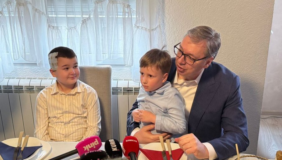 ВУЧИЋ У БАЈИНОЈ БАШТИ Председник Србије у посети породици Кнежевић: Ти си ми најважнији на свету данас