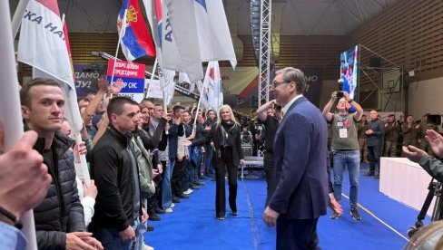 ВУЧИЋ У БАЈИНОЈ БАШТИ: Вучић на митингу у пуној сали