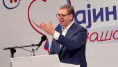 VUČIĆ U BAJINOJ BAŠTI: Vučić govori na mitingu u punoj sali - Iza nas je samo Srbija