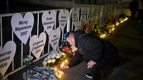 GODIŠNJICA TRAGEDIJE U KOČANIMA: U Parku revolucije postavljeno je 63 bele stolice kao simboličan spomen na poginule u požaru