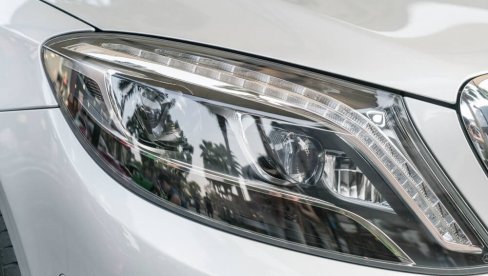 КРИСТАЛНО ЈАСНИ ФАРОВИ: Како да сами урадите професионалну рестаурацију полимеризацијом?