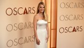 ШТА ТО НОСИ ГВИНЕТ ПАЛТРОУ? Дошла је на доделу Оскара након 11 година и изазвала лавину коментара (ВИДЕО)