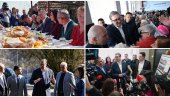 VUČIĆ OBILAZI SELO KOTRAŽA U LUČANIMA: Veliki broj ljudi se okupio da pozdravi predsednika, stiže voodovod i putevi! (VIDEO)