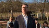 VUČIĆ OBILAZI SELO KOTRAŽA U LUČANIMA: Veliki broj ljudi se okupio da pozdravi predsednika, stiže vodovod i putevi! (VIDEO)
