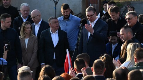 ПРЕДСЕДНИК СА МЕШТАНИМА КОТРАЖА: Држава ће да испуни оно што су вам годинама обећавали (ВИДЕО)