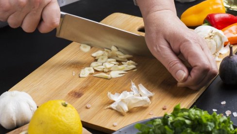 ИСЕЦКАЈТЕ БЕЛИ ЛУК ПОПУТ ПРОФЕСИОНАЛЦА: Откривамо како да научите један кулинарски трик
