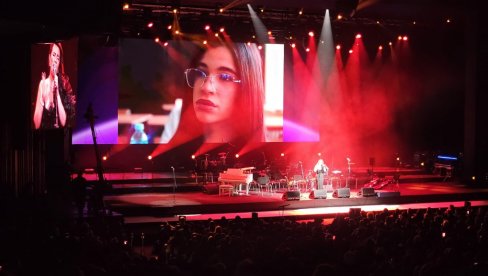 CELA DVORANA PLAČE NA KONCERTU ZA ANĐELE: Otac posvetio stihove ćerki koja je nastradala u Ribnikaru (FOTO)