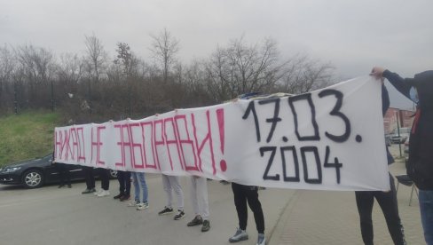 ДА СЕ НЕ ЗАБОРАВИ 17. МАРТ: Група младих развила транспарент на Мердару у знак сећања на мартовски погром Срба са КиМ