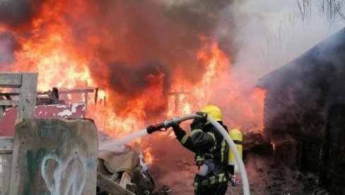 VELIKI POŽAR NA ČUKARICI: Vatra preti da proguta objekat i automobile na parkingu (FOTO)