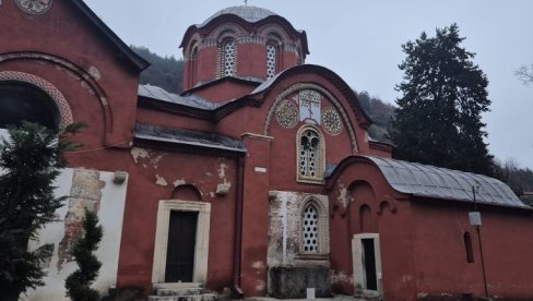 KULT PREDAKA U PLAMENU MRŽNJE: 45 godina od paljenja konaka Pećke patrijaršije – Zločin koji je najavio Martovski pogrom