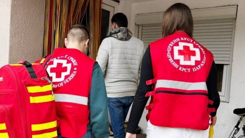 УРУЧЕНИ ПАКЕТИ ХРАНЕ: Програм бриге о старима Црвеног крста у Параћину