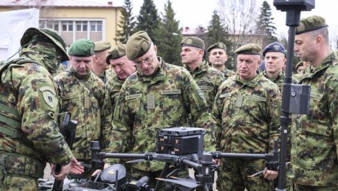 VOJSKA SRBIJE NASTAVLJA SA NABAVKOM NAORUŽANJA I OPREME: Načelnik Generalštaba obišao jedinice u Kraljevu