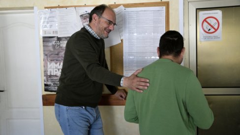 ŽIVOT GLEDAJU KROZ DODIR, ZVUK I REČ : Reporteri Novosti u Domu za slepe i slabovide u Pančevu, jedinom u Srbiji (FOTO)