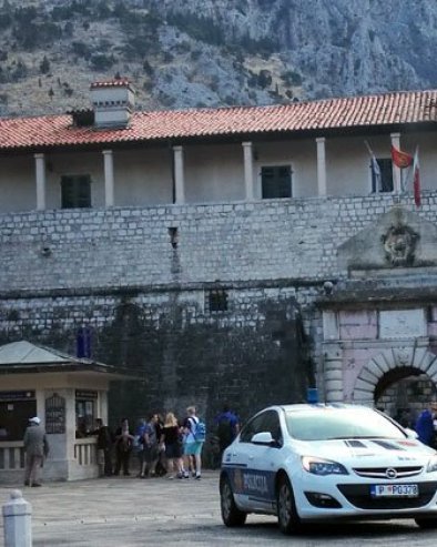 ZBOG STAVA HRVATSKE MENJAJU I - IME BAZENA: U Kotoru pokrenuta procedura za ukidanje odluke i promenu naziva Zoran DŽimi Gopčević