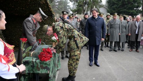 ТАЈ ОРАХ, ”ВОЋКА ЧУДНОВАТА”, САДА ЈЕ ЈОШ ЈАЧИ Министар Гашић на полагању заклетве у Лесковцу (ФОТО)