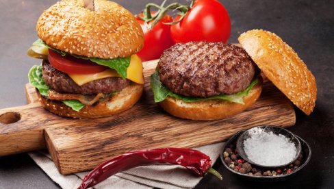 MNOGO BOLJI NEGO U RESTORANU: Domaći burgeri, sočni i ukusni