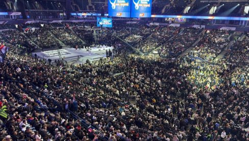 ПОГЛЕДАЈТЕ СПЕКТАКУЛАРНЕ ПРИЗОРЕ ИЗ АРЕНЕ: Више од 30.000 људи скандира Александар Вучић (ВИДЕО)