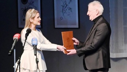 ДАНИ КОМЕДИЈЕ У ЈАГОДИНИ: Одиграна прва представа, Брстини уручена награда „Златни ћуран“ (ФОТО)