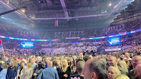 NEVEROVATNE SCENE SA SKUPA SNS: Ori se Aco Srbine i Kosovo je srce Srbije (VIDEO)