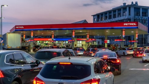ДИВЉАЈУ ЦЕНЕ ГОРИВА У ЕВРОПИ, У ЉУБЉАНИ НЕМА ДИЗЕЛА НИ КАП: У Србији свих деривата довољно, све пуно до чепа, нема гужви на пумпама