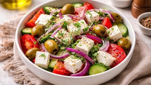 SVEŽA GRČKA SALATA SA FETA SIROM I MASLINAMA: Osvežavajuća i lagana