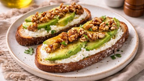 TOST SA AVOKADOM, RIKOTOM, MEDOM I KARAMELIZOVANIM ORASIMA:  Osvežavajući i ukusan, idealan je za početak dana