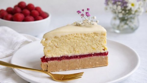 POSNA TORTA SA MALINAMA:  Sprema se jednostavno, a rezultat je desert koji će sigurno nestati u trenu