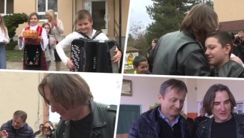 MITROVIĆ POSETIO RODNI KRAJ SVOJIH PREDAKA: Svaki đak u Markovici dobio tablet i školski pribor, a školi uručena i velika novčana donacija
