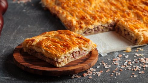 СА БОГАТИМ ПРЕЛИВОМ И ФИЛОМ: Сочна пита са месом, укусан оброк идеалан за доручак, или вечеру