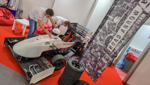 СТУДЕНТСКИ,  А КАО ДА ЈЕ ИЗ НАЈБОЉЕ ФАБРИКЕ БОЛИДА: Тим академаца Друмска стрела представио нови модел тркачког возила (ФОТО)