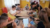ЂАЦИ ДЕБАТУЈУ О ЗАБРАНИ МОБИЛНИХ ТЕЛЕФОНА: Заштитник грађана најавио консултације са децом, наставницима и родитељима