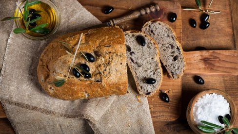 HILANDARSKI HLEB SA MASLINAMA: Recept koji nosi duh manastirske kuhinje