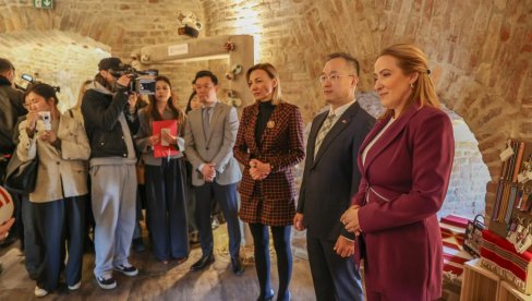 СРБИЈА ДОБИЈА СУВЕНИР КОЈИ СПАЈА ТРАДИЦИЈУ, ДИПЛОМАТИЈУ И ТУРИЗАМ: Посебну пажњу посвећујемо економском оснаживању жена