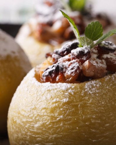 SA MEDOM I ORAŠASTIM PLODOVIMA: Punjene pečene jabuke