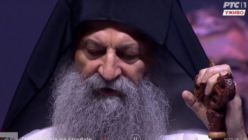 РАДУЈЕМ СЕ, ИАКО ЈЕ ТУЖАН ПОВОД НАШЕГ САБРАЊА Порфирије се помолио за девојчице на обележавању Дана сећања на страдале у НАТО агресији