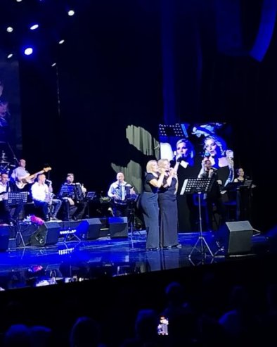 NAJDRAŽA SPECIJALNA GOŠĆA: Snežana Đurišić sa ćerkom Majom Živković zapevala na koncertu (FOTO)