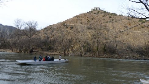 SKELA JEDINA VEZA SA TVRĐAVOM: Izgradnja mosta preko Ibra u Magliču i dalje na dugačkom štapu (FOTO)