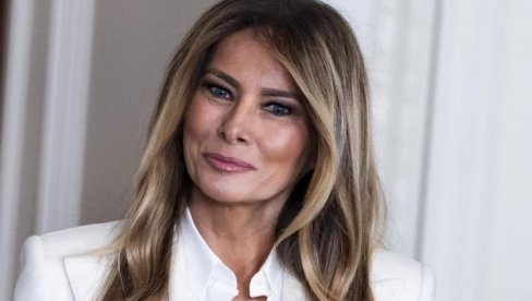 MELANIJA TRAMP UŠETALA SA ROBOTOM U BELU KUĆU: Obukla belo odelo, Brižit Makron niko nije ni primetio (VIDEO)
