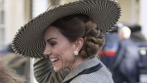 KEJT MIDLTON U MODNOM MOMENTU ZA PAMĆENJE: Vetar je učinio svoje, a odevnoj kombinaciji i detaljima priča ceo svet!