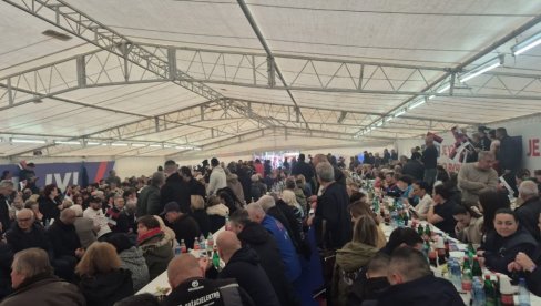 VUČIĆ U KULI: Veliki broj meštana Kruščića dočekao predsednika (VIDEO)