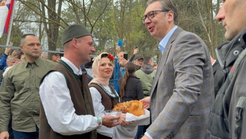 ODJEKUJE MARŠ NA DRINU, VIJORE SE SRPSKE ZASTAVE: Vučić dočekan sa pogačom u Kruščiću, okupio se veliki broj građana (VIDEO)
