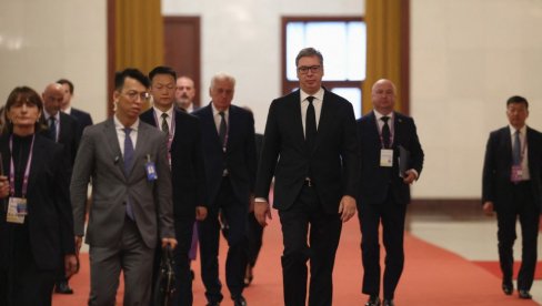 DOK BLOKADERI RUŠE SRBIJU, VUČIĆ JE GRADI U SVETU: Diplomatska ofanziva bez presedana