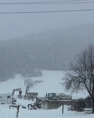 ЉУДИ БЕЗ СТРУЈЕ, ВРТИЋИ И ШКОЛЕ ЗАТВОРЕНИ: Снежна олуја изазвала хаос, власти издале важно упозорење грађанима (ВИДЕО)