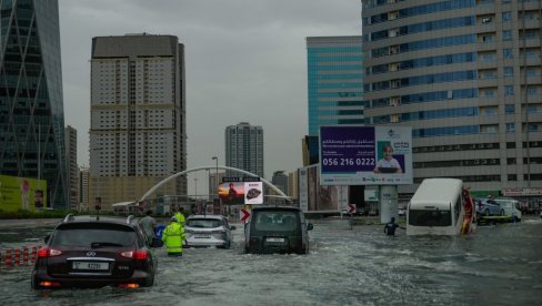 ХАОТИЧНИ ПРИЗОРИ ИЗ ДУБАИЈА: Град под водом, муње севају на све стране (ФОТО)